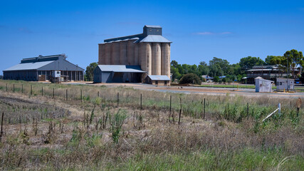 Obraz premium The Mirrool Silos and the Local Hotel in the Background
