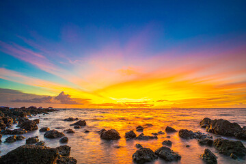 Fototapeta na wymiar sunset at the beach with nice sky