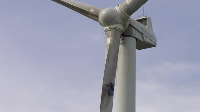 Wind power generator blade repair, Wind power generator maintenance. Yeongdeok-gun, Korea.
풍력발전기 수리, 풍력발전기 청소, 풍력발전기 유지보수.