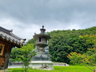 Fototapeta na wymiar Beautiful tree and stone lantern in traditional Korea 