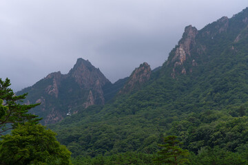 Fototapeta na wymiar view of peak Seorak mountains at the Seorak-san National Park, Soraksan, South Korea
