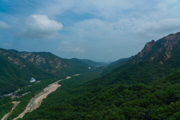 Fototapeta na wymiar view of peak Seorak mountains at the Seorak-san National Park, Soraksan, South Korea