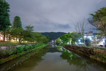 夜の川