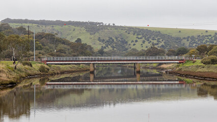 Obraz premium The old train line bridge over the onkaparinga river in the national park in seaford south australia on july 23rd 2021