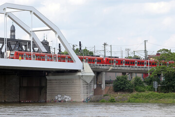 Bahnbrücke über den Rhein zwischen Ludwigshafen und Mannheim - obrazy, fototapety, plakaty