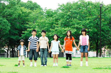 Obraz premium 手をつないで立つ子供たち