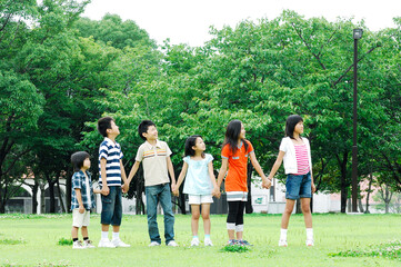 Obraz premium 手をつないで遠くを見ている子供たち