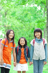ランドセルを背負った女の子3人