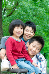 笑顔の男の子3人