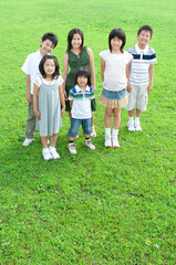 Fototapeta premium 笑顔で立っている子供たち