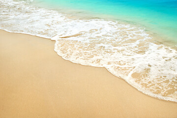 Fototapeta na wymiar Summer sand beach with ocean waves.