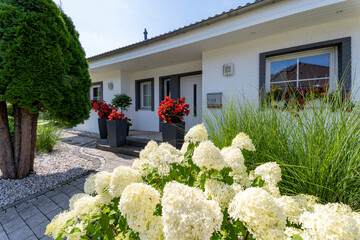 Moderner weißer Bungalow