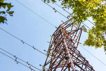 送電鉄塔と青空