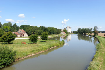 Fototapeta na wymiar The Loire lateral canal in the Loire valley near Sancerre village