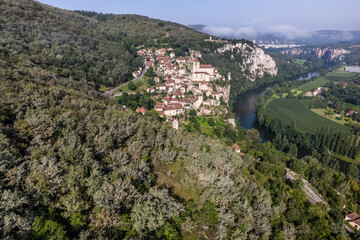 Fototapeta na wymiar Vue aérienne du village de Saint-Cirq-Lapopie dans le Lot. Photos par drone de l'un des plus beaux villages de France.