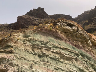 Montaña rocosa con diferentes capas de minerales geológicos. Islas Canarias, Gran Canaria