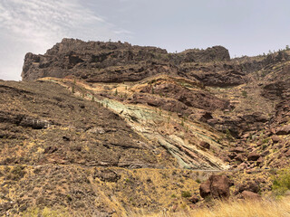 Montaña rocosa con diferentes capas de minerales geológicos. Islas Canarias, Gran Canaria