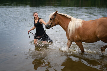 Fröhlicher Badetag mit dem Pferd