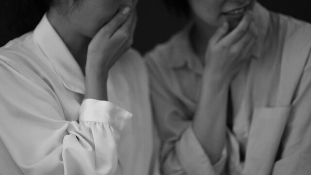 ひそひそ話する女性