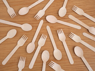 木製のフォークとスプーン