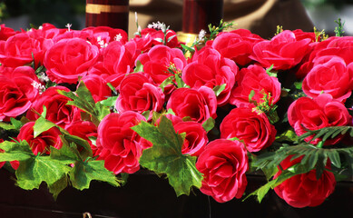 Red colored roses are beautifully decorated on the stage 