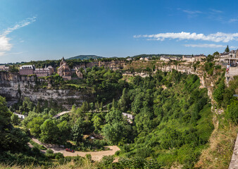 Fototapeta na wymiar Bozouls (Aveyron, France) - Vue panoramique du canyon