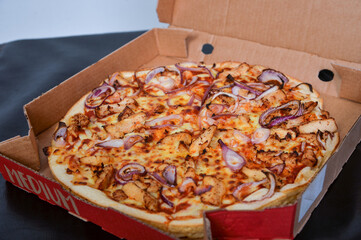 pizza im pappkarton lieferdienst frisch test lecker speck salami zwiebel