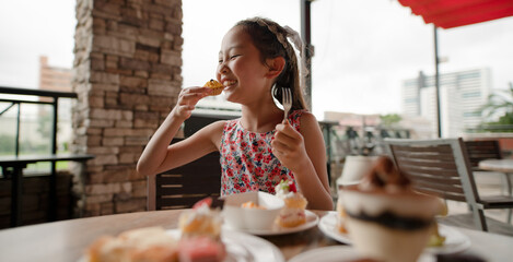 沢山のスイーツを食べる少女