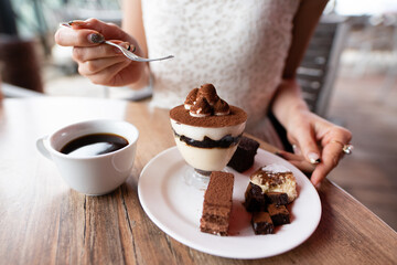 カフェでスイーツを食べる女性