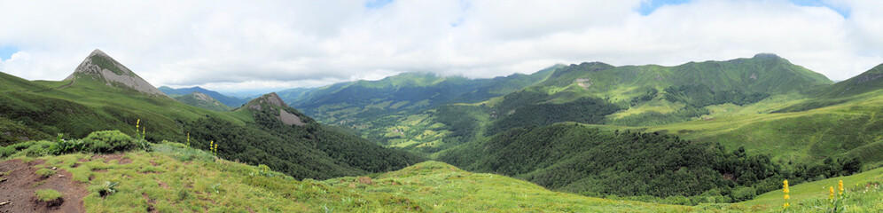 Fototapeta na wymiar Panorama sur la Puy Griou, le Puy Mary la tête dans les nuages, Cantal, Auvergne