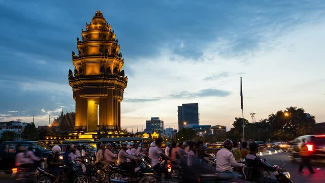 SUNSET TIMELAPSE OF INDEPENDENCE MONUMENT IN PHNOM PENH CAMBODIA