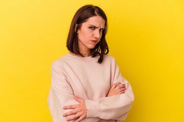 Obraz premium Young caucasian woman isolated on yellow background suspicious, uncertain, examining you.