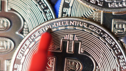 BitCoin criptomoneda descentralizada, con puntas de teste concepto comprobar tensión o fuerza de la moneda.