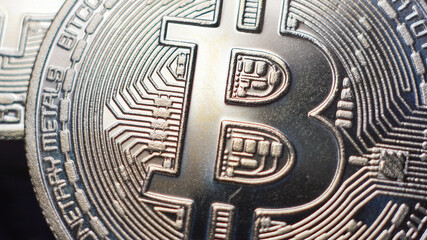 Fototapeta na wymiar Monedas de Bitcoin en primer plano, criptodivisas físicas en oro en forma de moneda de cambio.