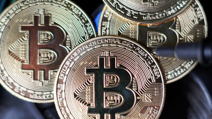 Monedas de Bitcoin en primer plano, criptodivisas físicas en oro en forma de moneda de cambio.