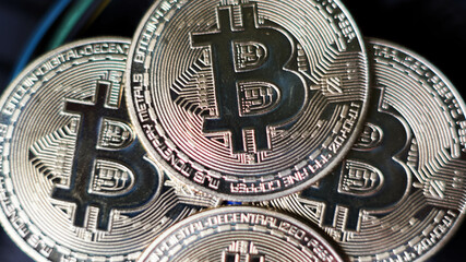 Monedas de Bitcoin en primer plano, criptodivisas físicas en oro en forma de moneda de cambio.