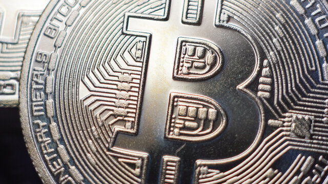Monedas de Bitcoin en primer plano, criptodivisas f&iacute;sicas en oro en forma de moneda de cambio.