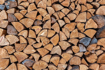 Gestapeltes Brennholz lagert zum Trocknen für die nächste Heizsaison