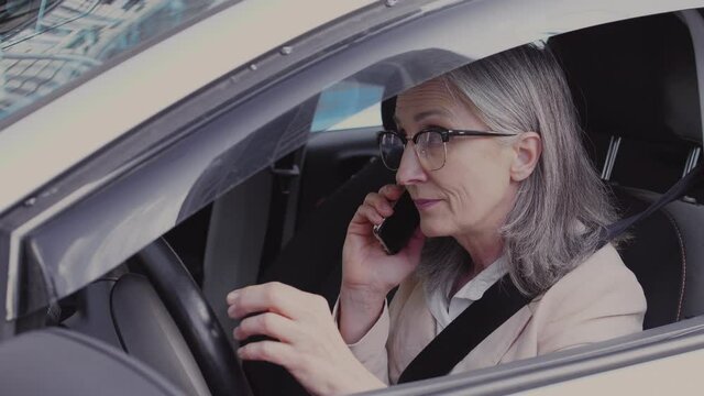 Nervous business woman making call sitting in car waiting to connection, roaming