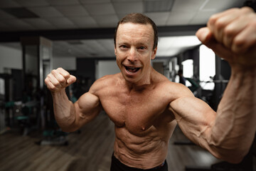 Obraz na płótnie Canvas Portrait of a senior muscular man in a gym