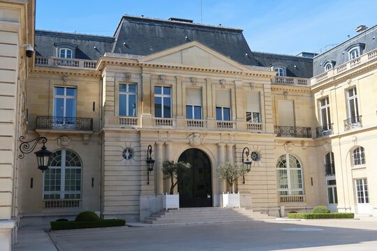 Entr&eacute;e du ch&acirc;teau de la Muette, si&egrave;ge de l'OCDE (Organisation de Coop&eacute;ration et de D&eacute;veloppement &Eacute;conomiques) / OECD (Organisation for Economic Co-operation and Development), &agrave; Paris (France)