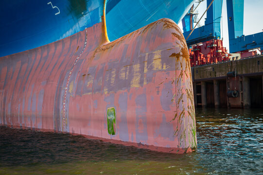 Bug Nase eines gro&szlig;en Containerschiffes mit vielen Schrammen