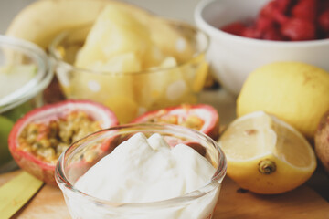 Preparation of frozen and fresh fruits For making smoothies, yogurts or fruit juices for a refreshing and healthy morning snack. For the concept of health care, weight loss, healthy food