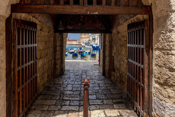 zabytkowe wejście z portu do miasta Monopoli, Puglia, Włochy - obrazy, fototapety, plakaty