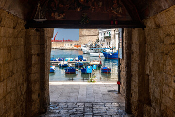 Widok na ort od strony miasta przez miejską bramę chroniącą gród przed atakami obcych, Monopoli, Puglia, Włochy