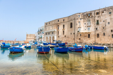 Port w Monopoli z tradycyjnymi niebieskimi łodziami rybackimi, Puglia, Włochy - obrazy, fototapety, plakaty