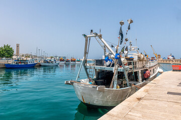 Kuter rybacki w porcie w Monopoli w Puglii we Włoszech. Widoczne sieci boje do połowu ryb - obrazy, fototapety, plakaty