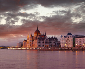 Obraz premium Parliament building of Budapest above Danube river in Hungary during the colorful sunset