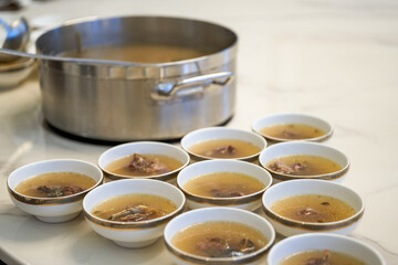 The waiter in the hotel will divide the armored fish soup and the Cantonese soup for the guests.