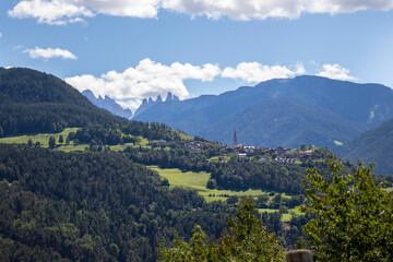 Fototapeta na wymiar El pueblo de Velturno en Dolomitas